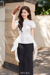 Chemisier asymétrique à volants pour femme, blanc uni, à manches courtes, élégant, décontracté, style peplum, en polyester tissé LUMI - Product Image 3