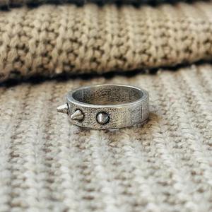 Bague gothique à pointes en laiton plaqué argent, style punk et motard, vente en gros pour hommes - Product Image 3