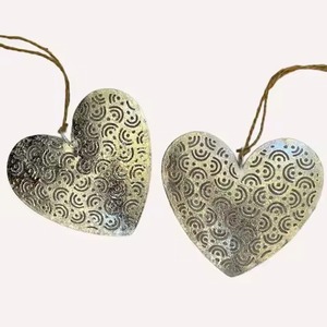 Elegante Adorno Metálico Colgante con Forma de Corazón para Decoración Festiva con Temática Navideña - Product Image 4