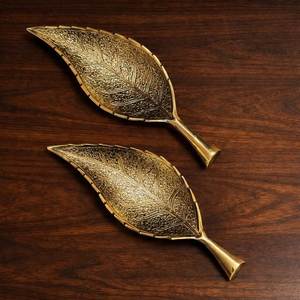 Plateau en métal contemporain à motifs de feuilles – Apporte une touche de nature à n'importe quelle table ou étagère - Product Image 3