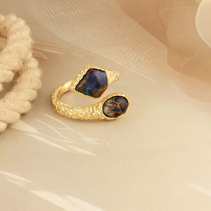 Bague pour homme en laiton massif plaqué or 18 carats, avec deux pierres précieuses inspirées du serpent en jade saphir bleu, pierre ovale fantaisie, taille ajustable. - Product Image 4