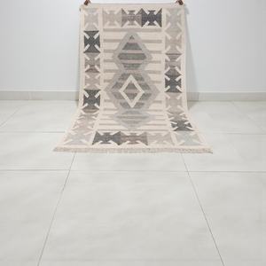 Alfombra de Lana Hecha a Mano con Patrón Geométrico Tribal en Gris y Beige, Alfombra Tejida a Mano con Flecos para Sala de Estar - Product Image 4