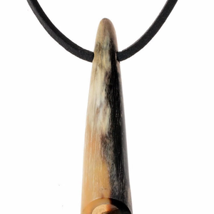 Silbato de Cuerno de Búfalo Hecho a Mano, Duradero, de la Mejor Calidad, Profesional, para Árbitros, con Cordón de Cuero de Estilo Moderno y Pulido - Product Image 1