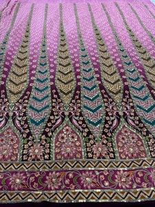Tissu imprimé de qualité supérieure avec broderie, un textile moderne conçu pour les collections de mode et de vêtements élégants. Ce tissu est un article essentiel pour la mode. - Product Image 6