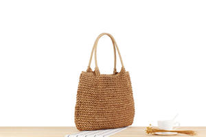 Transmite una elegancia sin esfuerzo con este bolso de hilo natural estructurado, que presenta una silueta suave y curva y una estética clásica en color crema. - Product Image 4