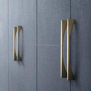 Tirador metálico diseñado para islas de cocina modernas que ofrece una funcionalidad elegante y robusta, adecuado para interiores contemporáneos. - Product Image 1