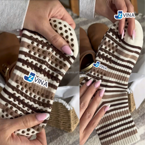 Chaussettes antidérapantes JZVINA pour femmes, avec logo personnalisé, élégantes, à rayures verticales, en tricot, confortables pour le yoga et le pilates. - Product Image 6