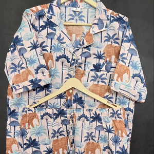 Ensemble de pyjama artisanal en coton imprimé avec des éléphants majestueux en terre cuite et des palmiers indigo tropicaux, séchage rapide pour l'été - Product Image 1