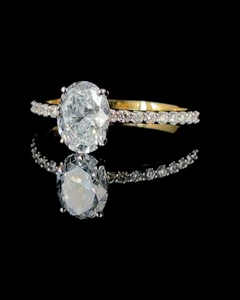 Anillo de Compromiso Elegante con Diamante Cultivado en Laboratorio de Forma Ovalada y Banda con Micro Pavé en Oro Amarillo, Joyería Fina para Novia - Product Image 2