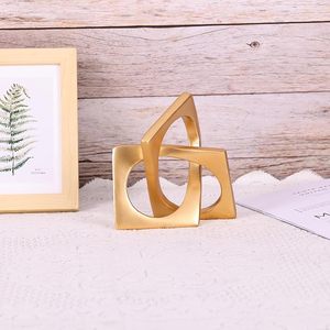 Escultura Moderna de Nudo Geométrico Dorado para Decoración de Mesa de Oficina u Hogar - Product Image 6