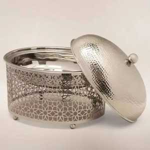 ถาดอุ่นอาหารแบบแขวนลายทองหรูหรา พร้อมฝาครอบทรงโดมและฐานลายเรขาคณิต สำหรับงานจัดเลี้ยงระดับมืออาชีพ เหมาะสำหรับงานสำคัญ - Product Image 4