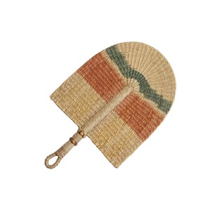 Abanico de mano ecológico de hierba marina tejida naturalmente con rayas verde oscuro y color óxido, abanico tradicional para refrescarse en verano y decorar. - Product Image 3