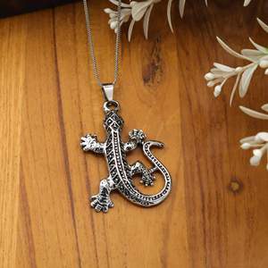 Collier pendentif lézard/gecko en laiton, finition argent oxydé, motif animal tribal, bijoux bohèmes reptiles - Product Image 4