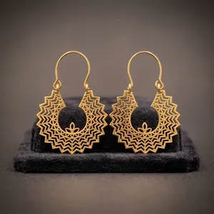 Boucles d'oreilles statement en laiton, finition or antique, plaqué argent et plaqué or, bijoux en gros - Product Image 4