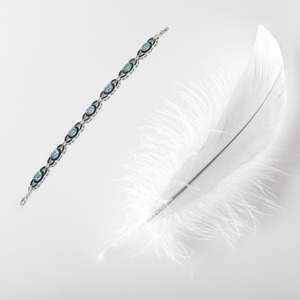 Exquisita Pulsera de Plata de Ley 925 con Baño de Rodio y Cristal Azul Cielo con Halo en Espiral de Circonita Negra para Mujer - Product Image 3