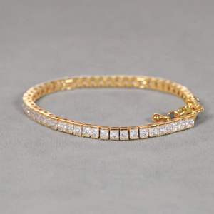 Pulsera de tenis con diamantes de corte princesa, chapada en oro de 18 quilates, engaste de canal, para mujer, uso diario clásico, diseño geométrico de eslabones - Product Image 1