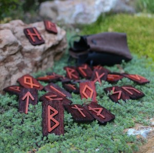 Piedras de Adivinación Rúnica Vikingas de Madera con Tapete de Cuero, Juego de Futhark Nórdico Antiguo para Adivinación y Orientación - Product Image 1