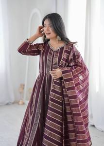 Robe ethnique en viscose jacquard pour femme avec dentelle miroir, pantalon en micro-coton et dupatta - Product Image 2