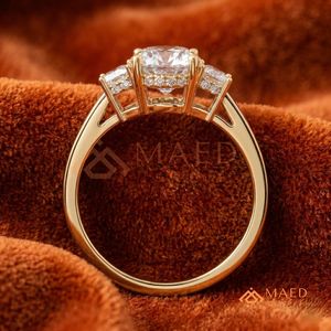 Anillo de Tres Piedras de Moissanita para Mujer, Tono Dorado, Joyería de Compromiso y Aniversario, Estilo Elegante para Uso Diario - Product Image 4