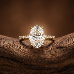 Anillo de compromiso y boda para mujer Aries Jewel Luxury de oro de 14 quilates con diamante cultivado en laboratorio certificado por IGI de 5 quilates con corte ovalado y banda pavé. - Product Image 1