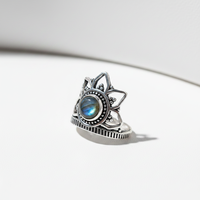 Bague statement en laiton plaqué argent fait main, sertie d'une pierre de labradorite en forme de couronne, motif lotus bohème, légère et au design unique