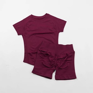 ชุดโยคะไร้รอยต่อ ชุดออกกำลังกายผู้หญิง เสื้อแขนสั้นรัดรูป กางเกงยิมขาสั้นรัดสะโพก ชุดออกกำลังกายผู้หญิง ชุด 2 ชิ้น - Product Image 6