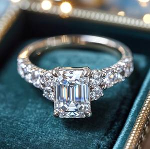 แหวนหมั้นเพชรโมอิสซาไนต์ชุบทองคำ 18K เงินสเตอร์ลิง ดีไซน์หรูหรา ระยิบระยับ สำหรับเธอ - Product Image 1