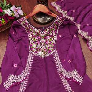 Feni Fashion Designer Party Wear Robes de bal en violet Taille S avec séquence de codage Travail brodé - Product Image 1