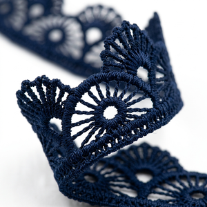 Ribete de encaje guipur floral azul marino de 15 mm, personalizable, del fabricante, embalaje de 20 metros para lencería, calzado, sombrerería y disfraces. - Product Image 1
