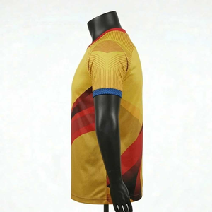 Camiseta de Manga Corta con Cuello Redondo y Estampado Geométrico Amarillo y Rojo para Hombre, de Secado Rápido, Tejida, Deportiva, Corte Regular - Product Image 3