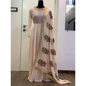 Robe de soirée de créateur élégante avec un magnifique dupatta pour les fêtes - Product Image 1