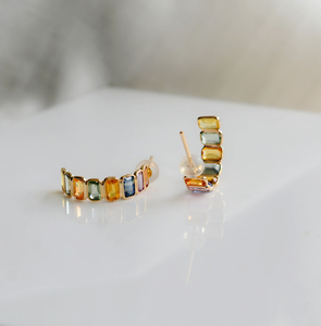 Hermosos Pendientes de Media Aro con Zafiros Naturales Multicolor Corte Esmeralda en Oro de 14K, Modelo Spectrum Arc - Product Image 3