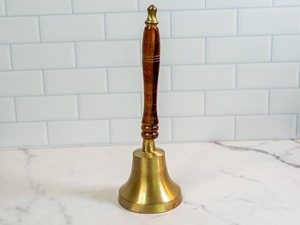 Campana de Mano de Metal Nueva con Sonido Nítido, Campana de Mano de Latón Dorado con Mango de Madera para Templo, Pooja, Adoración, Meditación, Yoga, Sanación - Product Image 5