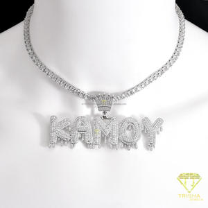 Elegante colgante de plata de ley 925 con diamante moissanita KAMOY, personalizado con la palabra KAMOY, con detalle de corona y piedra brillante. - Product Image 1