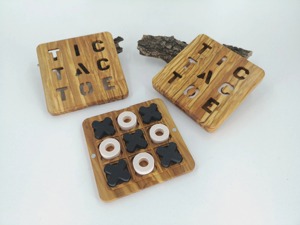 Jeu de Tic Tac Toe en bois naturel avec des pions noirs en forme de croix et des pions blancs en forme d'anneau, forme carrée arrondie, ensemble décoratif familial - Product Image 6