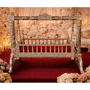 Berceau traditionnel en argent pour la cérémonie de naissance, berceau pour bébé pour la cérémonie de Namkaran Vidhi, décoration de berceau en argent design. - Product Image 1
