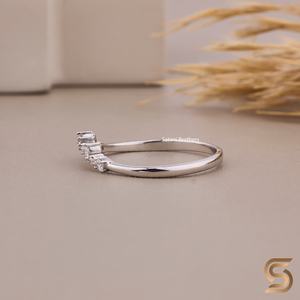 Anillo de banda curva con diamantes cultivados en laboratorio, corte redondo, diamantes EF VS, minimalista, apilable, joyería fina, diseño elegante - Product Image 5