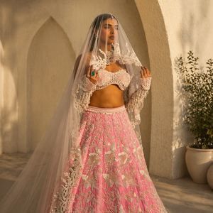 Exquisito Lehenga Choli Rosa Florido para Novia, Traje Nupcial Indio con Lentejuelas Florales, Ghagra para Recepción, Ajuste Delgado Sin Arrugas, Estilo Real - Product Image 6