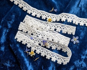 Ribete de Encaje Floral Bordado en Poliéster Blanco Ecológico de Primera Calidad, con un Encantador Diseño de Margaritas, para Prendas de Vestir y Decoración del Hogar - Product Image 3