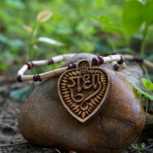Collar de cuentas de oración de madera beige Tulsi Radha para meditación y cantación, joyería espiritual, paquete a granel - Product Image 3