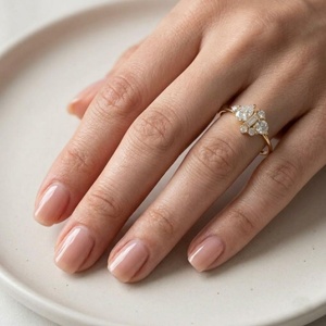 Bague de fiançailles élégante en or massif avec grappe de pierres de laboratoire taille brillant poire et taille rond, 0,86 ct, clarté E, VVS, bijoux fins - Product Image 6