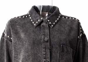 Ventes en gros de chemises en jean pour femmes, élégantes, surdimensionnées, avec rivets, déchirées et usées - Product Image 4