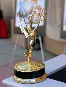 ถ้วยรางวัลรูปหงส์สีทองสุดหรูบนฐานไม้ ใช้ตกแต่งบ้านได้ด้วย มีจำหน่ายในราคาขายส่ง - Product Image 5