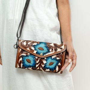 Venta al por mayor mano Tooled cuero mujer monedero cuero genuino Crossbody turquesa Floral cartera Western Boho Floral cuero de vaca carteras - Product Image 2