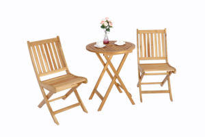 Ensemble bistrot en bois, conçu pour combiner un design peu encombrant avec une apparence naturelle et épurée du bois, idéal pour une utilisation en terrasse - Product Image 3