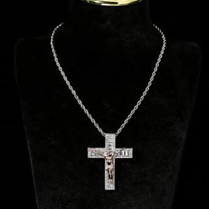 Collar con Colgante de Cruz de Jesús con Diamantes Cultivados en Laboratorio con Corte Esmeralda, Estilo Hip Hop, para Hombres y Mujeres, y Regalo de Joyería Fina para Ella - Product Image 2