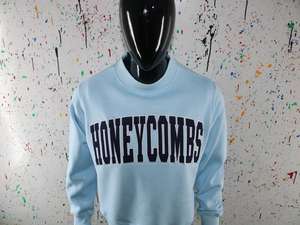 Sudadera HONEYCOMBS SKY BLUE con cuello alto, 100% negra, con apliques bordados, cuello ancho, hilos finos - Product Image 6