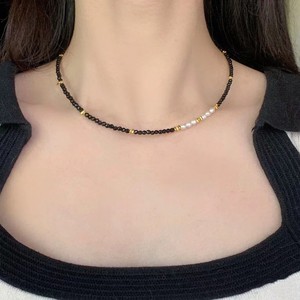 Collier en argent S925 noir haut de gamme avec cristaux pointus, perles d'eau douce dorées éclatées et perles de millet, style frais et élégant - Product Image 1