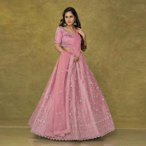 Ensemble Lehenga Choli en tulle avec broderies complexes, silhouette évasée et élégante, bordures artistiques, et dupatta transparent - Product Image 2