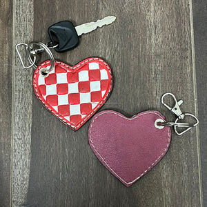 Porte-clés personnalisé OEM ODM en cuir de vachette martelé, motif mini-cœur à carreaux, style rétro, accessoire porte-clés d'amour - Product Image 6